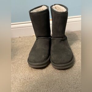 Koolaburra by Ugg Classic short Charcoal Women’s Boots in Size 5